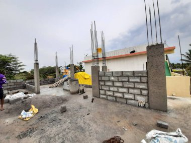 Bangalore, Karnataka, Hindistan-Haziran 06, 2021: Yeni ev inşaatının kapatılması merkezcilik, pervazlama, sütun ve duvar gibi farklı işler yapmak.,