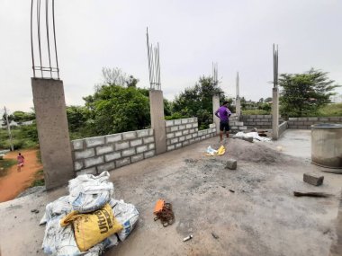 Bangalore, Karnataka, Hindistan-Haziran 06, 2021: Yeni ev inşaatının kapatılması merkezcilik, pervazlama, sütun ve duvar gibi farklı işler yapmak.,