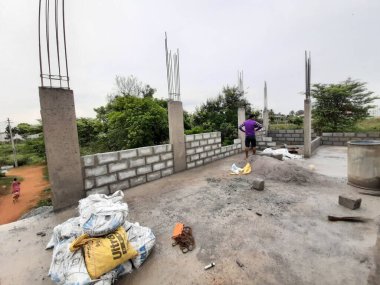 Bangalore, Karnataka, Hindistan-Haziran 06, 2021: Yeni ev inşaatının kapatılması merkezcilik, pervazlama, sütun ve duvar gibi farklı işler yapmak.,