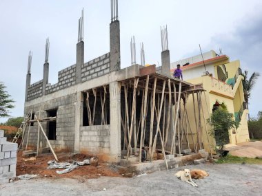 Bangalore, Karnataka, Hindistan-Haziran 06, 2021: Yeni ev inşaatının kapatılması merkezcilik, pervazlama, sütun ve duvar gibi farklı işler yapmak.,