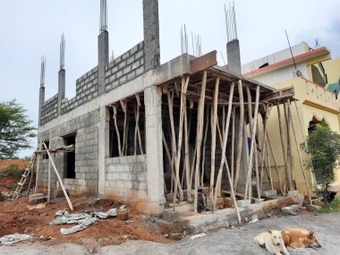 Bangalore, Karnataka, Hindistan-Haziran 06, 2021: Yeni ev inşaatının kapatılması merkezcilik, pervazlama, sütun ve duvar gibi farklı işler yapmak.,