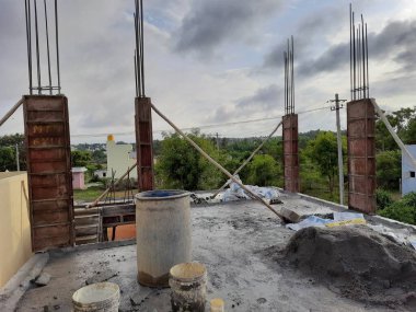 Bangalore, Karnataka, Hindistan-Haziran 06, 2021: Yeni ev inşaatının kapatılması merkezcilik, pervazlama, sütun ve duvar gibi farklı işler yapmak.,