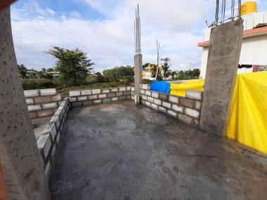 Bangalore, Karnataka, Hindistan-Haziran 06, 2021: Yeni ev inşaatının kapatılması merkezcilik, pervazlama, sütun ve duvar gibi farklı işler yapmak.,