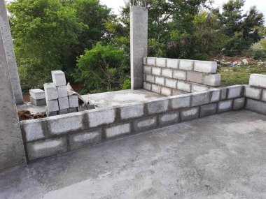 Bangalore, Karnataka, Hindistan-Haziran 06, 2021: Yeni ev inşaatının kapatılması merkezcilik, pervazlama, sütun ve duvar gibi farklı işler yapmak.,