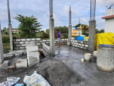 Bangalore, Karnataka, Hindistan-Haziran 06, 2021: Yeni ev inşaatının kapatılması merkezcilik, pervazlama, sütun ve duvar gibi farklı işler yapmak.,