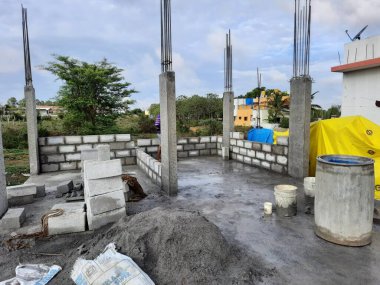 Bangalore, Karnataka, Hindistan-Haziran 06, 2021: Yeni ev inşaatının kapatılması merkezcilik, pervazlama, sütun ve duvar gibi farklı işler yapmak.,