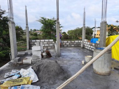 Bangalore, Karnataka, Hindistan-Haziran 06, 2021: Yeni ev inşaatının kapatılması merkezcilik, pervazlama, sütun ve duvar gibi farklı işler yapmak.,