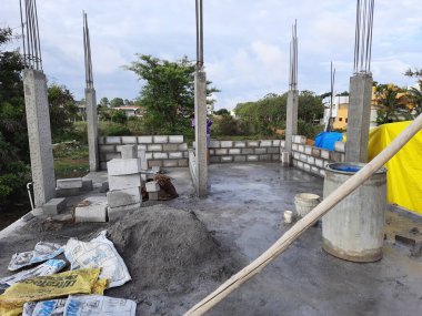 Bangalore, Karnataka, Hindistan-Haziran 06, 2021: Yeni ev inşaatının kapatılması merkezcilik, pervazlama, sütun ve duvar gibi farklı işler yapmak.,