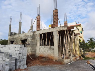 Bangalore, Karnataka, Hindistan-Haziran 06, 2021: Yeni ev inşaatının kapatılması merkezcilik, pervazlama, sütun ve duvar gibi farklı işler yapmak.,