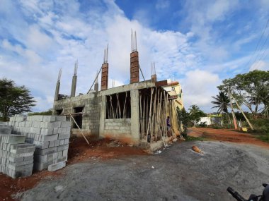 Bangalore, Karnataka, Hindistan-Haziran 06, 2021: Yeni ev inşaatının kapatılması merkezcilik, pervazlama, sütun ve duvar gibi farklı işler yapmak.,