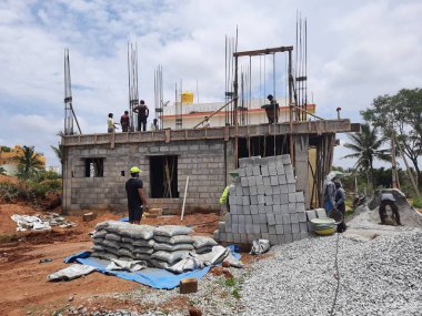 Bangalore, Karnataka, Hindistan-Haziran 06, 2021: Yeni ev inşaatının kapatılması merkezcilik, pervazlama, sütun ve duvar gibi farklı işler yapmak.,