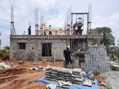Bangalore, Karnataka, Hindistan-Haziran 06, 2021: Yeni ev inşaatının kapatılması merkezcilik, pervazlama, sütun ve duvar gibi farklı işler yapmak.,