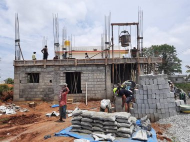 Bangalore, Karnataka, Hindistan-Haziran 06, 2021: Yeni ev inşaatının kapatılması merkezcilik, pervazlama, sütun ve duvar gibi farklı işler yapmak.,
