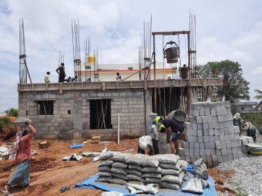 Bangalore, Karnataka, Hindistan-Haziran 06, 2021: Yeni ev inşaatının kapatılması merkezcilik, pervazlama, sütun ve duvar gibi farklı işler yapmak.,