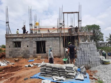 Bangalore, Karnataka, Hindistan-Haziran 06, 2021: Yeni ev inşaatının kapatılması merkezcilik, pervazlama, sütun ve duvar gibi farklı işler yapmak.,