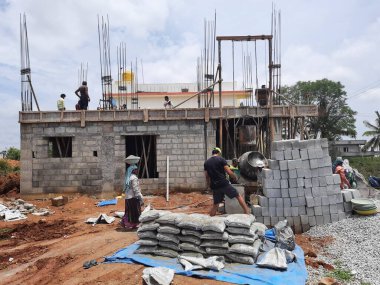 Bangalore, Karnataka, Hindistan-Haziran 06, 2021: Yeni ev inşaatının kapatılması merkezcilik, pervazlama, sütun ve duvar gibi farklı işler yapmak.,