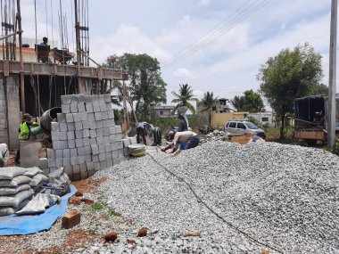 Bangalore, Karnataka, Hindistan-Haziran 06, 2021: Yeni ev inşaatının kapatılması merkezcilik, pervazlama, sütun ve duvar gibi farklı işler yapmak.,