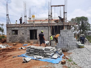 Bangalore, Karnataka, Hindistan-Haziran 06, 2021: Yeni ev inşaatının kapatılması merkezcilik, pervazlama, sütun ve duvar gibi farklı işler yapmak.,