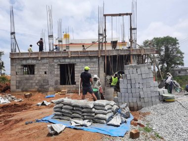 Bangalore, Karnataka, Hindistan-Haziran 06, 2021: Yeni ev inşaatının kapatılması merkezcilik, pervazlama, sütun ve duvar gibi farklı işler yapmak.,