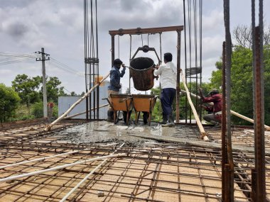 Bangalore, Karnataka, Hindistan-Haziran 06, 2021: Yeni ev inşaatının kapatılması merkezcilik, pervazlama, sütun ve duvar gibi farklı işler yapmak.,