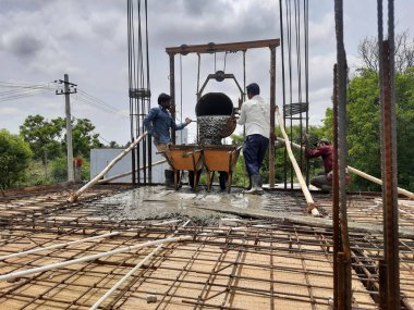 Bangalore, Karnataka, Hindistan-Haziran 06, 2021: Yeni ev inşaatının kapatılması merkezcilik, pervazlama, sütun ve duvar gibi farklı işler yapmak.,