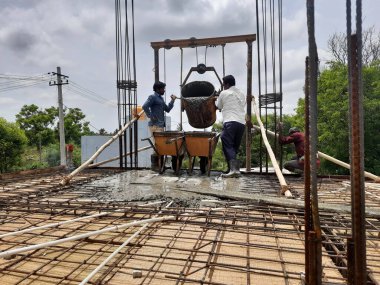 Bangalore, Karnataka, Hindistan-Haziran 06, 2021: Yeni ev inşaatının kapatılması merkezcilik, pervazlama, sütun ve duvar gibi farklı işler yapmak.,