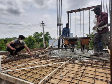 Bangalore, Karnataka, Hindistan-Haziran 06, 2021: Yeni ev inşaatının kapatılması merkezcilik, pervazlama, sütun ve duvar gibi farklı işler yapmak.,