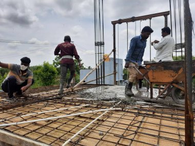 Bangalore, Karnataka, Hindistan-Haziran 06, 2021: Yeni ev inşaatının kapatılması merkezcilik, pervazlama, sütun ve duvar gibi farklı işler yapmak.,