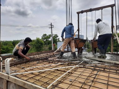 Bangalore, Karnataka, Hindistan-Haziran 06, 2021: Yeni ev inşaatının kapatılması merkezcilik, pervazlama, sütun ve duvar gibi farklı işler yapmak.,