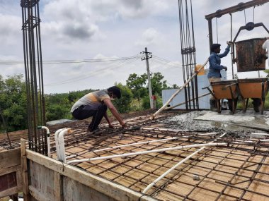 Bangalore, Karnataka, Hindistan-Haziran 06, 2021: Yeni ev inşaatının kapatılması merkezcilik, pervazlama, sütun ve duvar gibi farklı işler yapmak.,