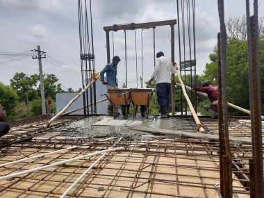 Bangalore, Karnataka, Hindistan-Haziran 06, 2021: Yeni ev inşaatının kapatılması merkezcilik, pervazlama, sütun ve duvar gibi farklı işler yapmak.,