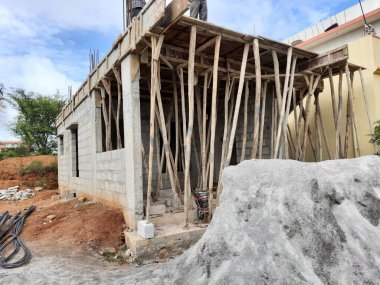 Bangalore, Karnataka, Hindistan-Haziran 06, 2021: Yeni ev inşaatının kapatılması merkezcilik, pervazlama, sütun ve duvar gibi farklı işler yapmak.,