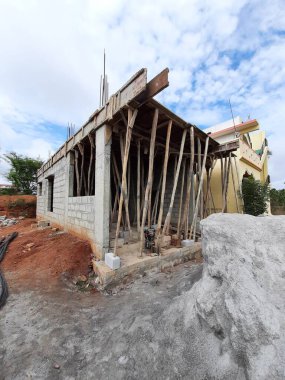 Bangalore, Karnataka, Hindistan-Haziran 06, 2021: Yeni ev inşaatının kapatılması merkezcilik, pervazlama, sütun ve duvar gibi farklı işler yapmak.,