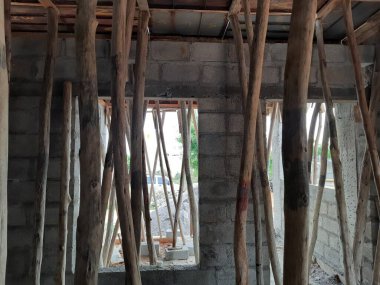 Bangalore, Karnataka, Hindistan-Haziran 06, 2021: Yeni ev inşaatının kapatılması merkezcilik, pervazlama, sütun ve duvar gibi farklı işler yapmak.,