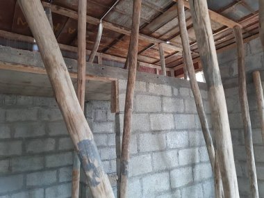 Bangalore, Karnataka, Hindistan-Haziran 06, 2021: Yeni ev inşaatının kapatılması merkezcilik, pervazlama, sütun ve duvar gibi farklı işler yapmak.,