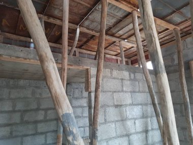 Bangalore, Karnataka, Hindistan-Haziran 06, 2021: Yeni ev inşaatının kapatılması merkezcilik, pervazlama, sütun ve duvar gibi farklı işler yapmak.,