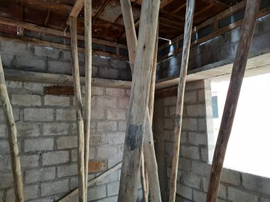 Bangalore, Karnataka, Hindistan-Haziran 06, 2021: Yeni ev inşaatının kapatılması merkezcilik, pervazlama, sütun ve duvar gibi farklı işler yapmak.,