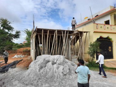 Bangalore, Karnataka, Hindistan-Haziran 06, 2021: Yeni ev inşaatının kapatılması merkezcilik, pervazlama, sütun ve duvar gibi farklı işler yapmak.,