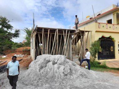 Bangalore, Karnataka, Hindistan-Haziran 06, 2021: Yeni ev inşaatının kapatılması merkezcilik, pervazlama, sütun ve duvar gibi farklı işler yapmak.,
