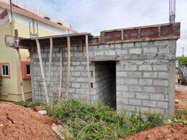 Bangalore, Karnataka, Hindistan-Haziran 06, 2021: Yeni ev inşaatının kapatılması merkezcilik, pervazlama, sütun ve duvar gibi farklı işler yapmak.,