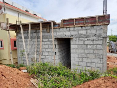 Bangalore, Karnataka, Hindistan-Haziran 06, 2021: Yeni ev inşaatının kapatılması merkezcilik, pervazlama, sütun ve duvar gibi farklı işler yapmak.,