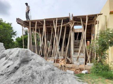 Bangalore, Karnataka, Hindistan-Haziran 06, 2021: Yeni ev inşaatının kapatılması merkezcilik, pervazlama, sütun ve duvar gibi farklı işler yapmak.,