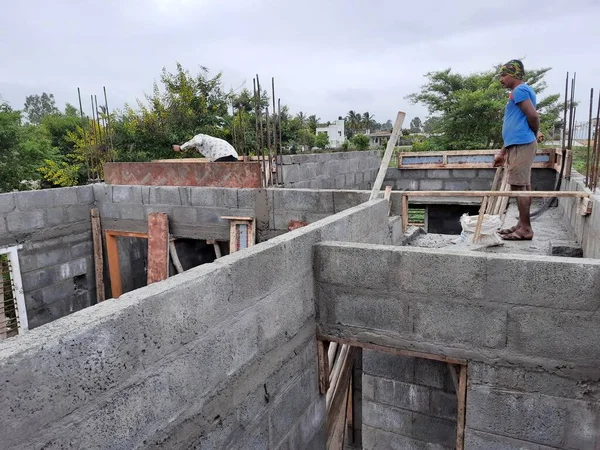 Bangalore, Karnataka, Hindistan-Haziran 06, 2021: Yeni ev inşaatının kapatılması merkezcilik, pervazlama, sütun ve duvar gibi farklı işler yapmak.,