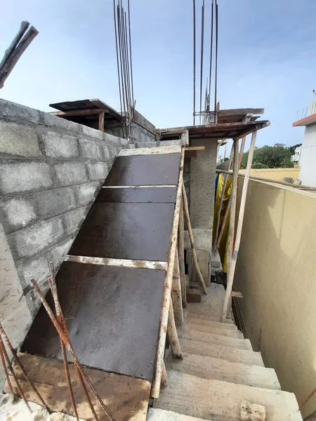 Bangalore, Karnataka, Hindistan-Haziran 06, 2021: Yeni ev inşaatının kapatılması merkezcilik, pervazlama, sütun ve duvar gibi farklı işler yapmak.,
