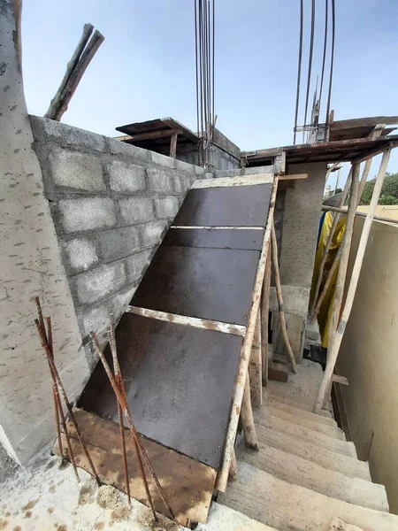 Bangalore, Karnataka, Hindistan-Haziran 06, 2021: Yeni ev inşaatının kapatılması merkezcilik, pervazlama, sütun ve duvar gibi farklı işler yapmak.,