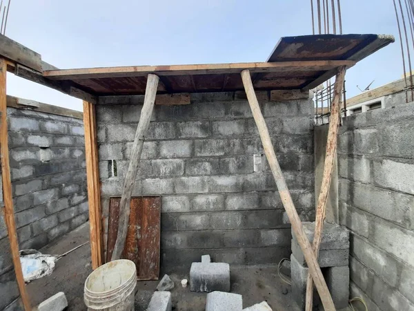 Bangalore, Karnataka, Hindistan-Haziran 06, 2021: Yeni ev inşaatının kapatılması merkezcilik, pervazlama, sütun ve duvar gibi farklı işler yapmak.,