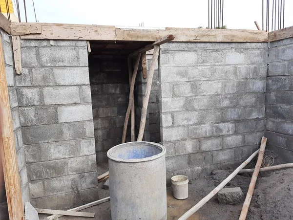 Bangalore, Karnataka, Hindistan-Haziran 06, 2021: Yeni ev inşaatının kapatılması merkezcilik, pervazlama, sütun ve duvar gibi farklı işler yapmak.,