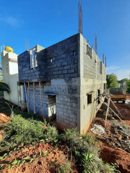 Bangalore, Karnataka, Hindistan-Haziran 06, 2021: Yeni ev inşaatının kapatılması merkezcilik, pervazlama, sütun ve duvar gibi farklı işler yapmak.,