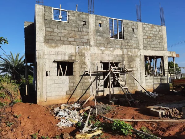 Bangalore, Karnataka, Hindistan-Haziran 06, 2021: Yeni ev inşaatının kapatılması merkezcilik, pervazlama, sütun ve duvar gibi farklı işler yapmak.,