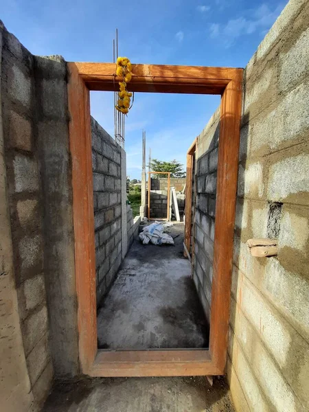 Bangalore, Karnataka, Hindistan-Haziran 06, 2021: Yeni ev inşaatının kapatılması merkezcilik, pervazlama, sütun ve duvar gibi farklı işler yapmak.,